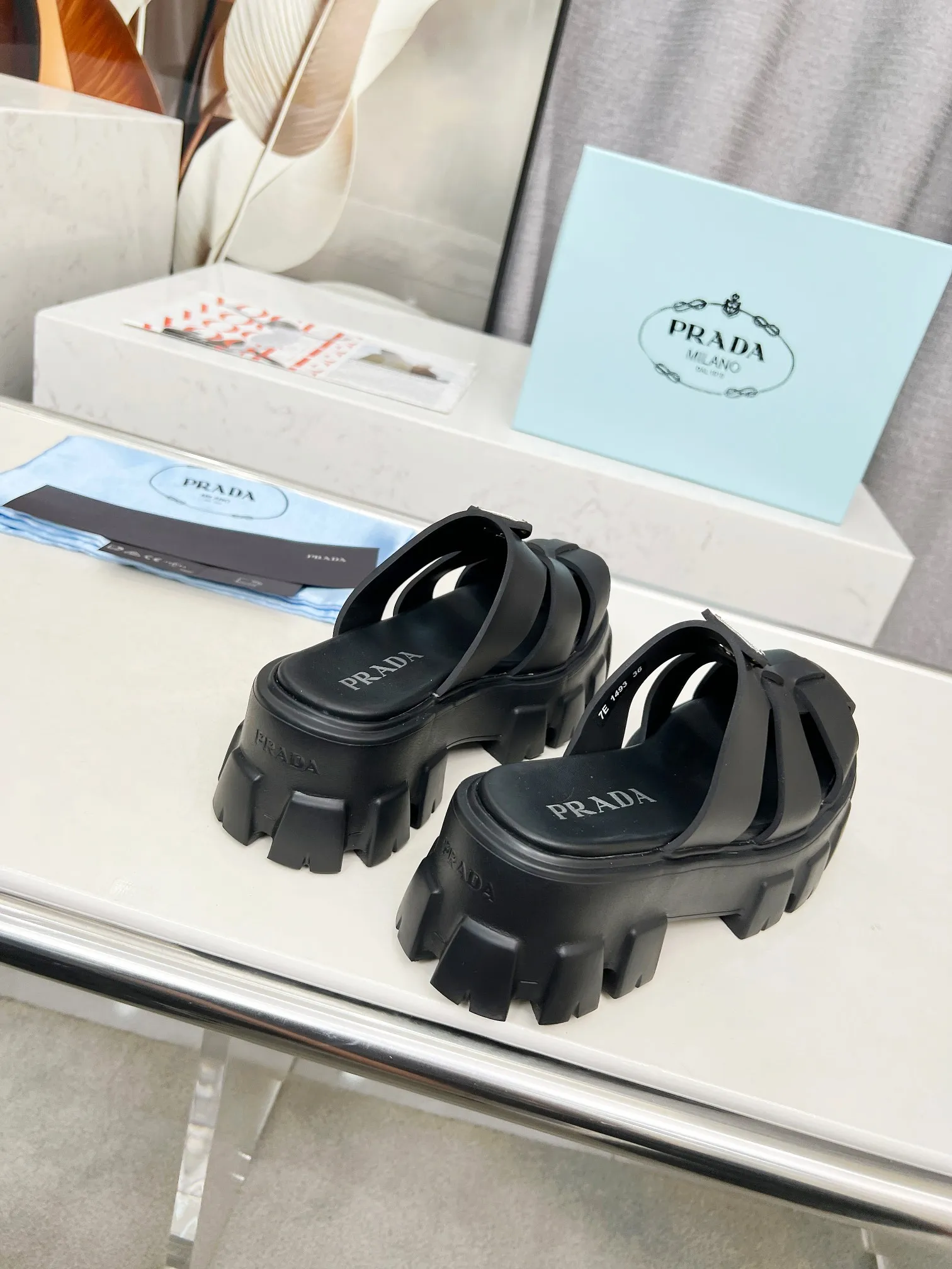 👟👟Ex-factory price 460👟👟 prada Roman shoes will definitely make you fall in love with them! The latest spring and summer sawtooth Roman braided thick-soled sandals E64, retro, fashionable and avant-garde gear teeth, 55mm thick-soled soles and uppers, making the whole pair of shoes light and comfortable. Bright colors, a variety of choices to satisfy fashionable people of different styles! The iconic metal triangle logo is paired with the shape of ancient beach sandals. Every design element is fashionable! Color: black and white Size: 35-41